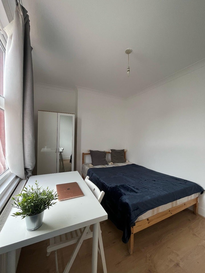 Room Mora Road in Greater London