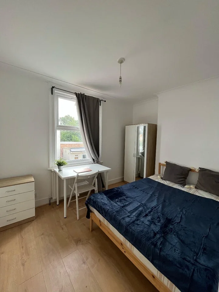 Room Mora Road in Greater London