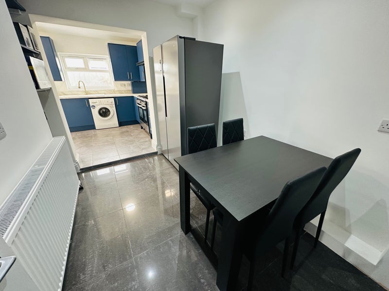 Room Greenwood Road in Greater London