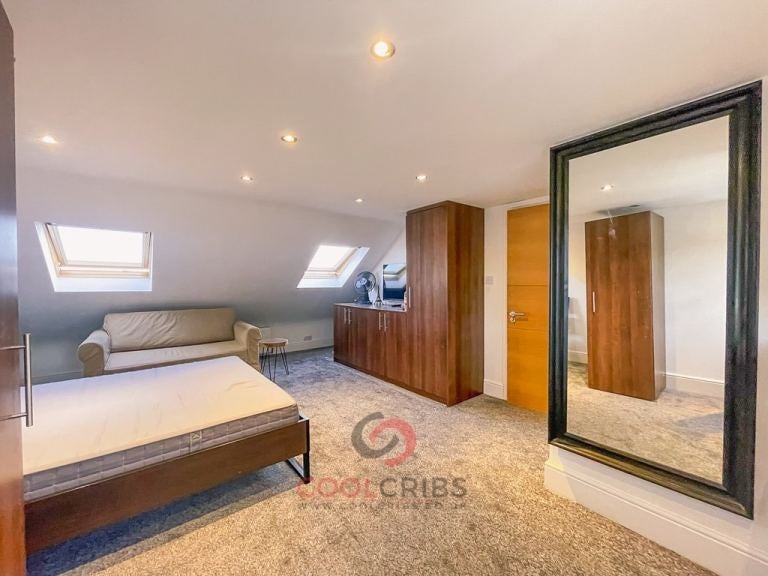 Flat Layfield Road in Greater London