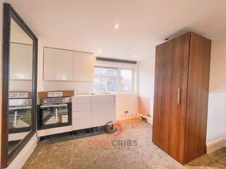 Flat Layfield Road in Greater London