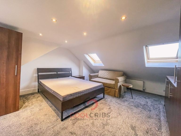 Flat Layfield Road in Greater London