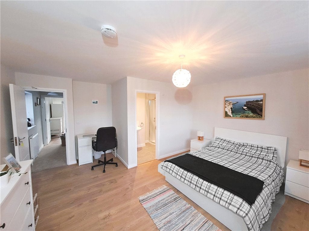 Room Queen Eleanor's Road in Guildford