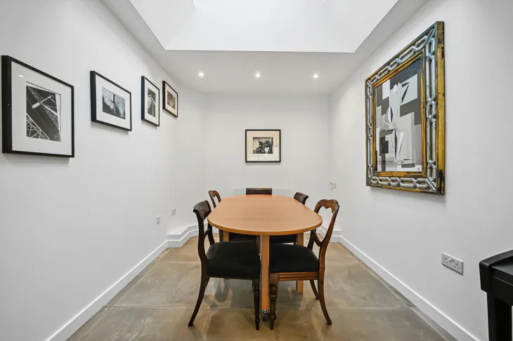 Flat Queenstown Road in Greater London