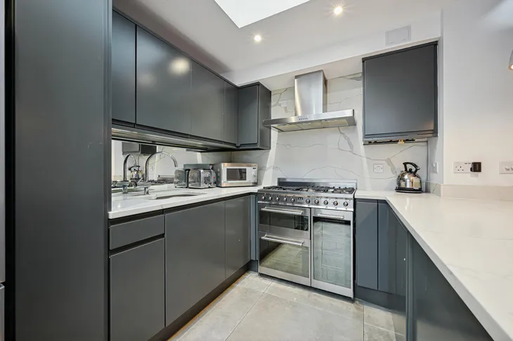 Flat Queenstown Road in Greater London