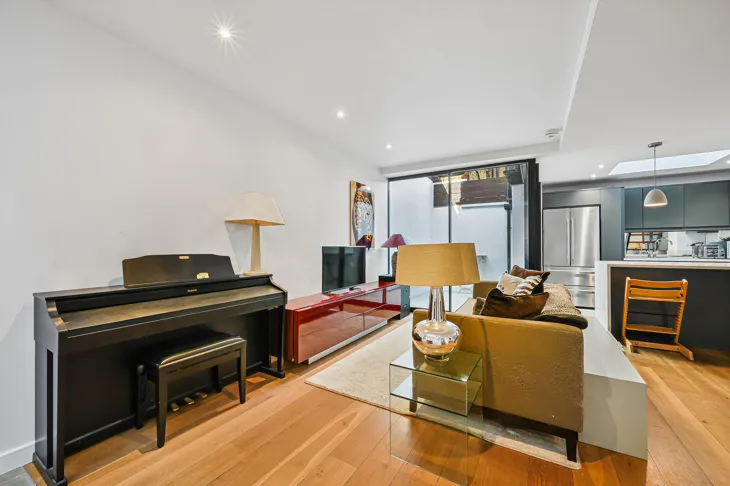 Flat Queenstown Road in Greater London