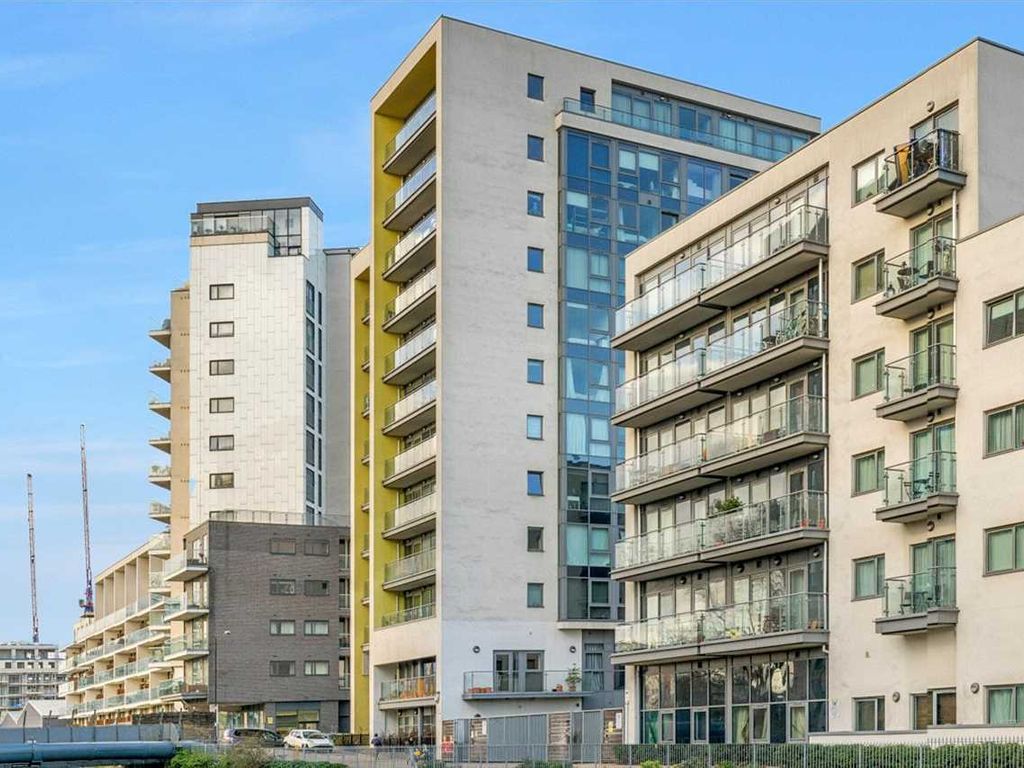 Flat Aqua Vista Square in Greater London