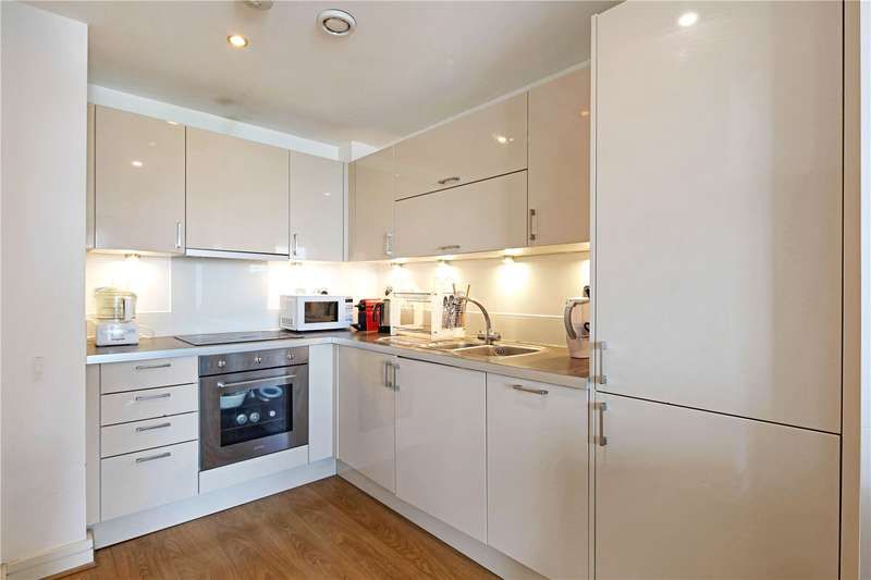 Flat Aqua Vista Square in Greater London
