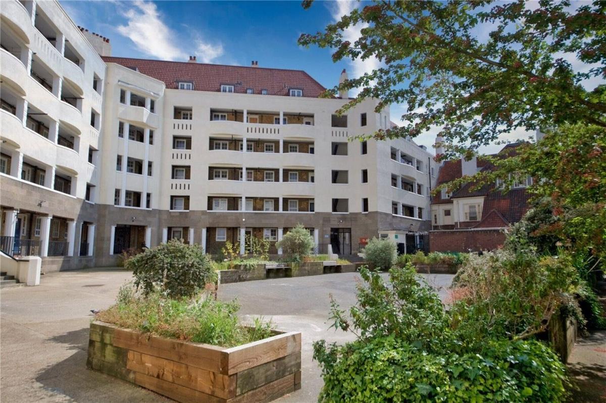 Flat Ossulston Street in Greater London