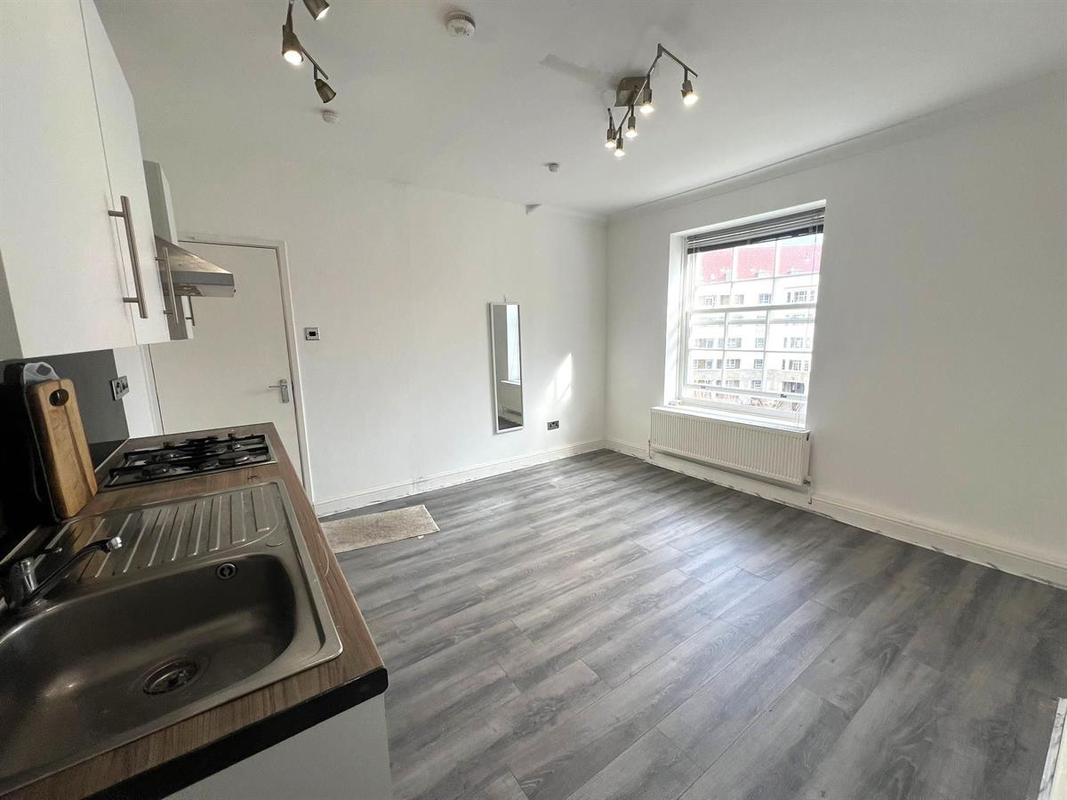 Flat Ossulston Street in Greater London