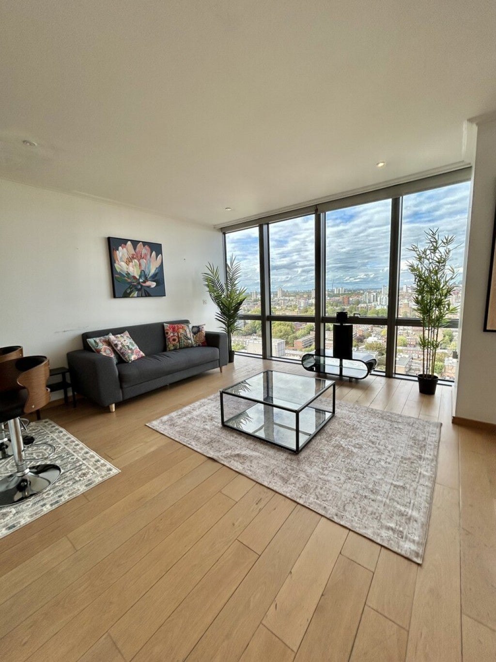 Flat Hertsmere Road in Greater London