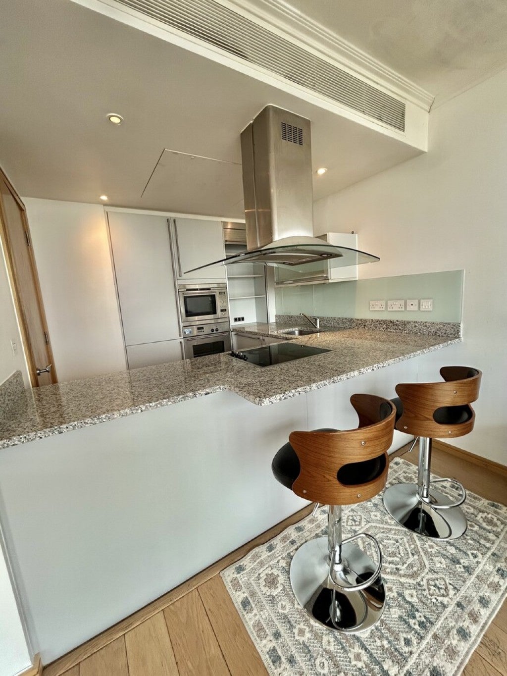 Flat Hertsmere Road in Greater London