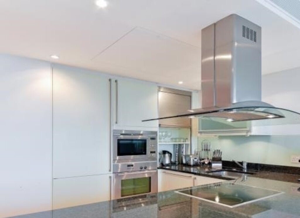 Flat Hertsmere Road in Greater London