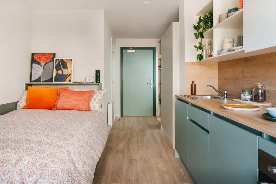 Room Piccadilly Street in Glasgow
