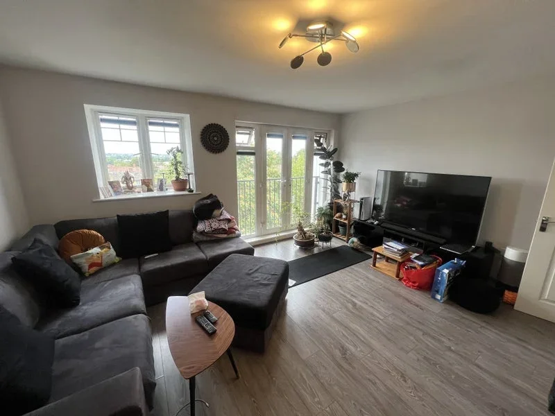 Flat Schoolgate Drive in Greater London
