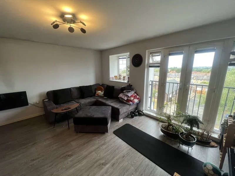 Flat Schoolgate Drive in Greater London