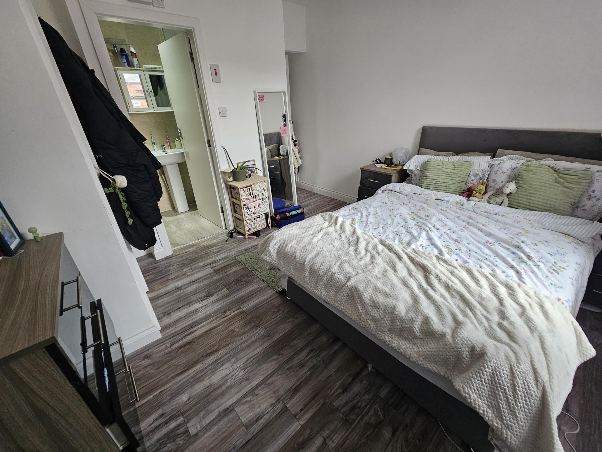 Flat Estcourt Terrace in Leeds