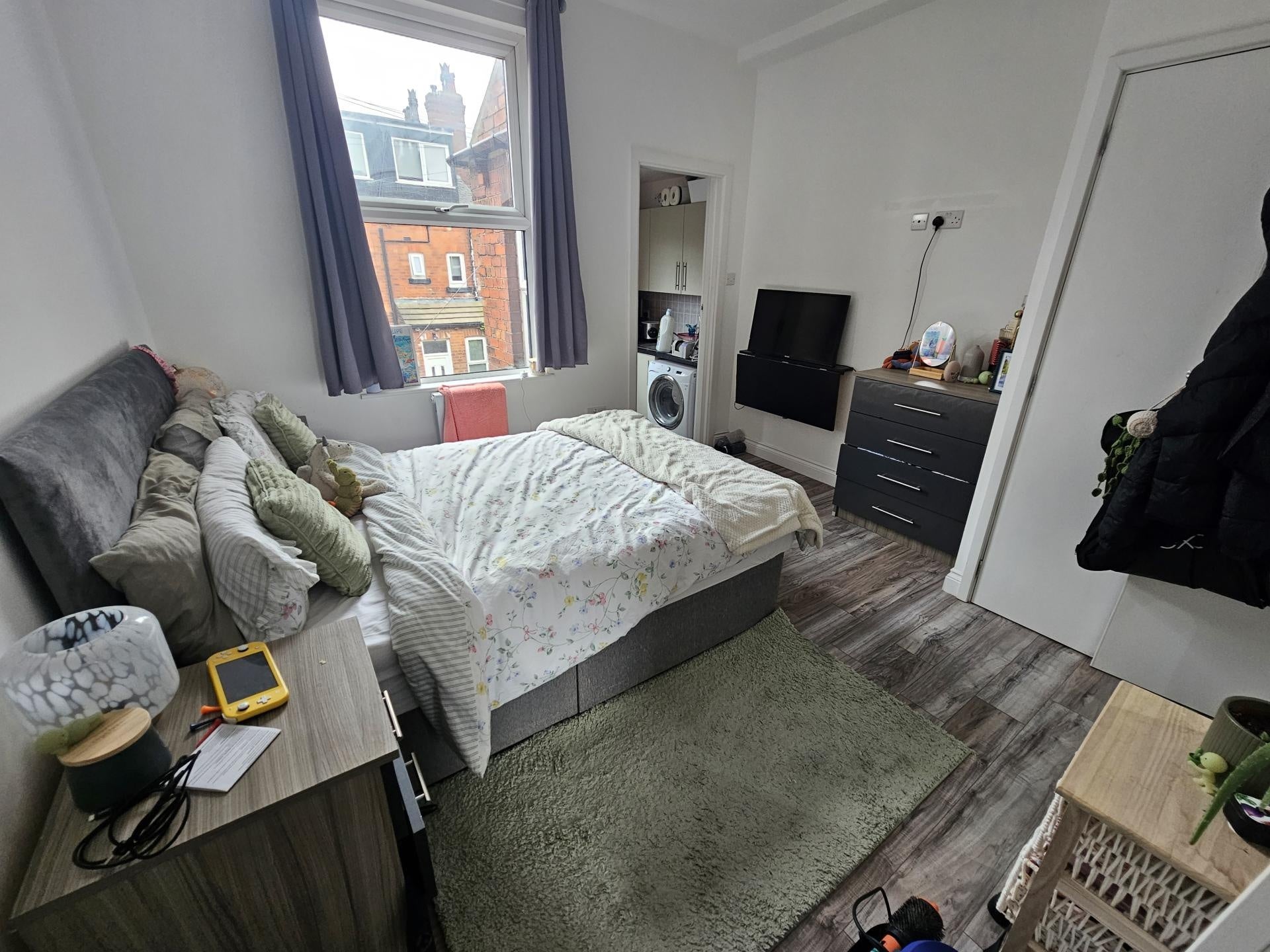 Flat Estcourt Terrace in Leeds