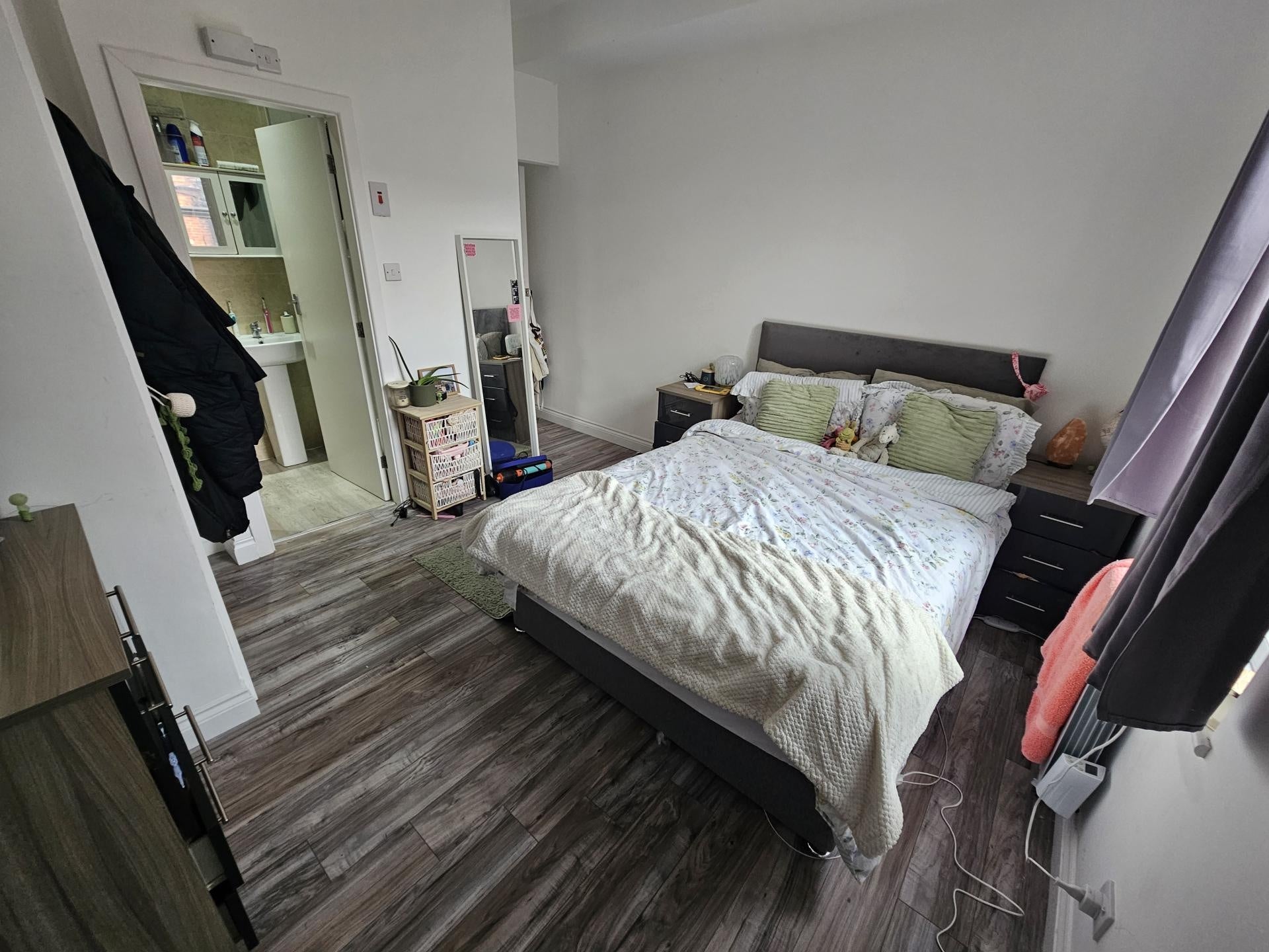 Flat Estcourt Terrace in Leeds