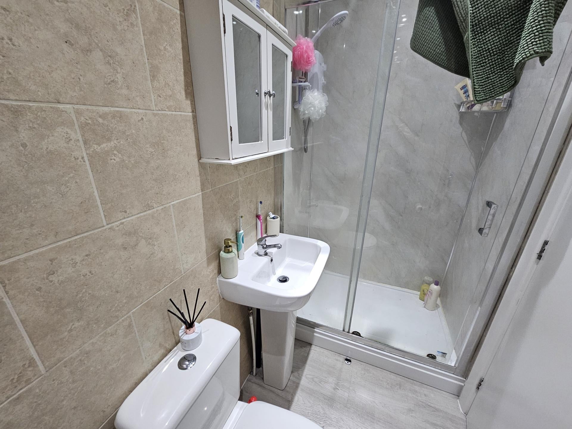 Flat Estcourt Terrace in Leeds