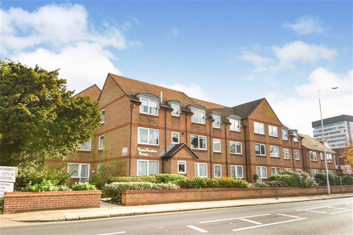 Flat Woodford Avenue in Greater London
