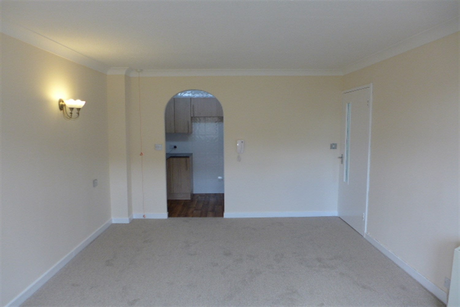 Flat Woodford Avenue in Greater London