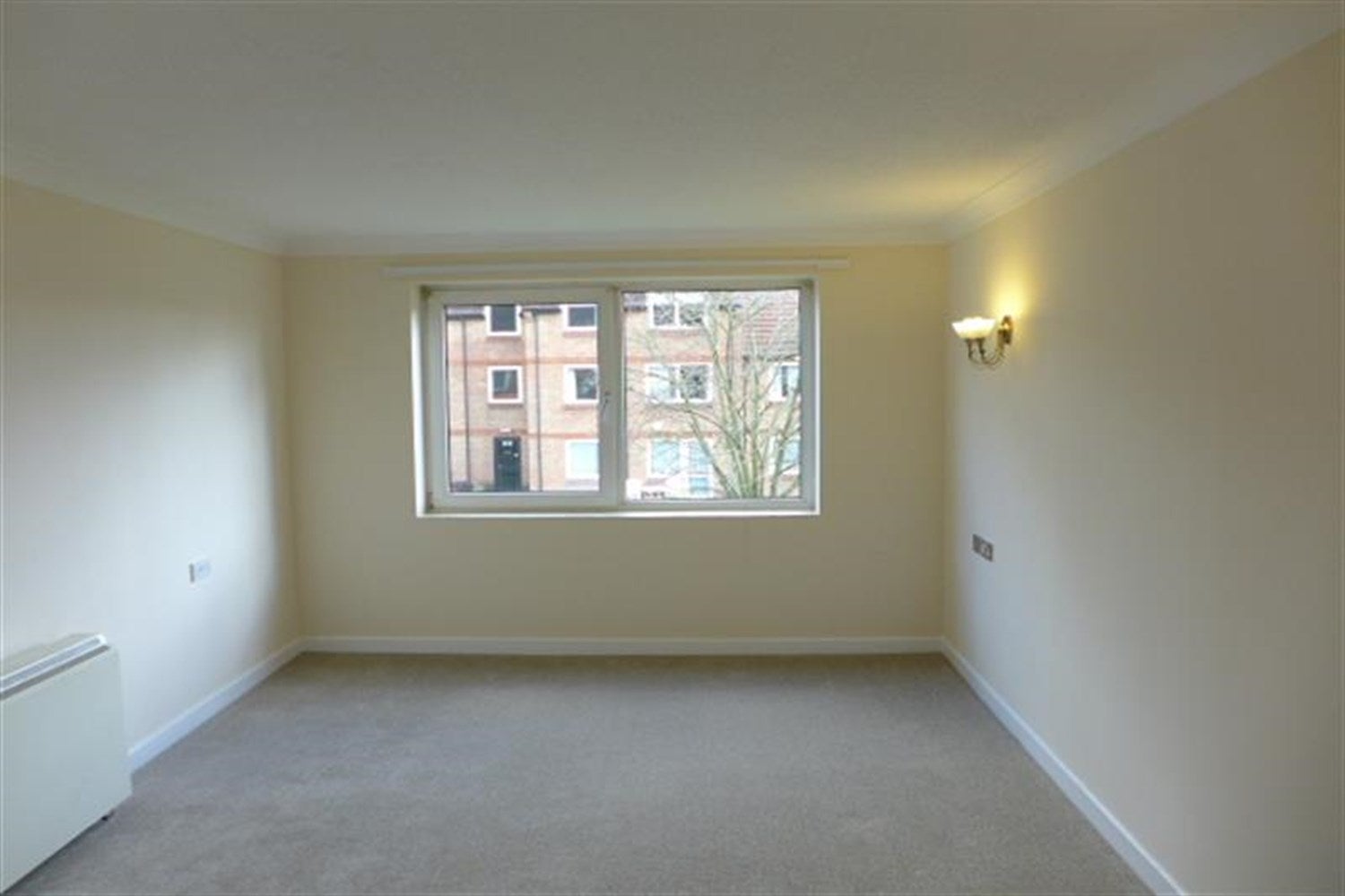Flat Woodford Avenue in Greater London