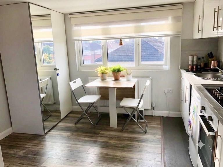 Room Fouracres in Greater London
