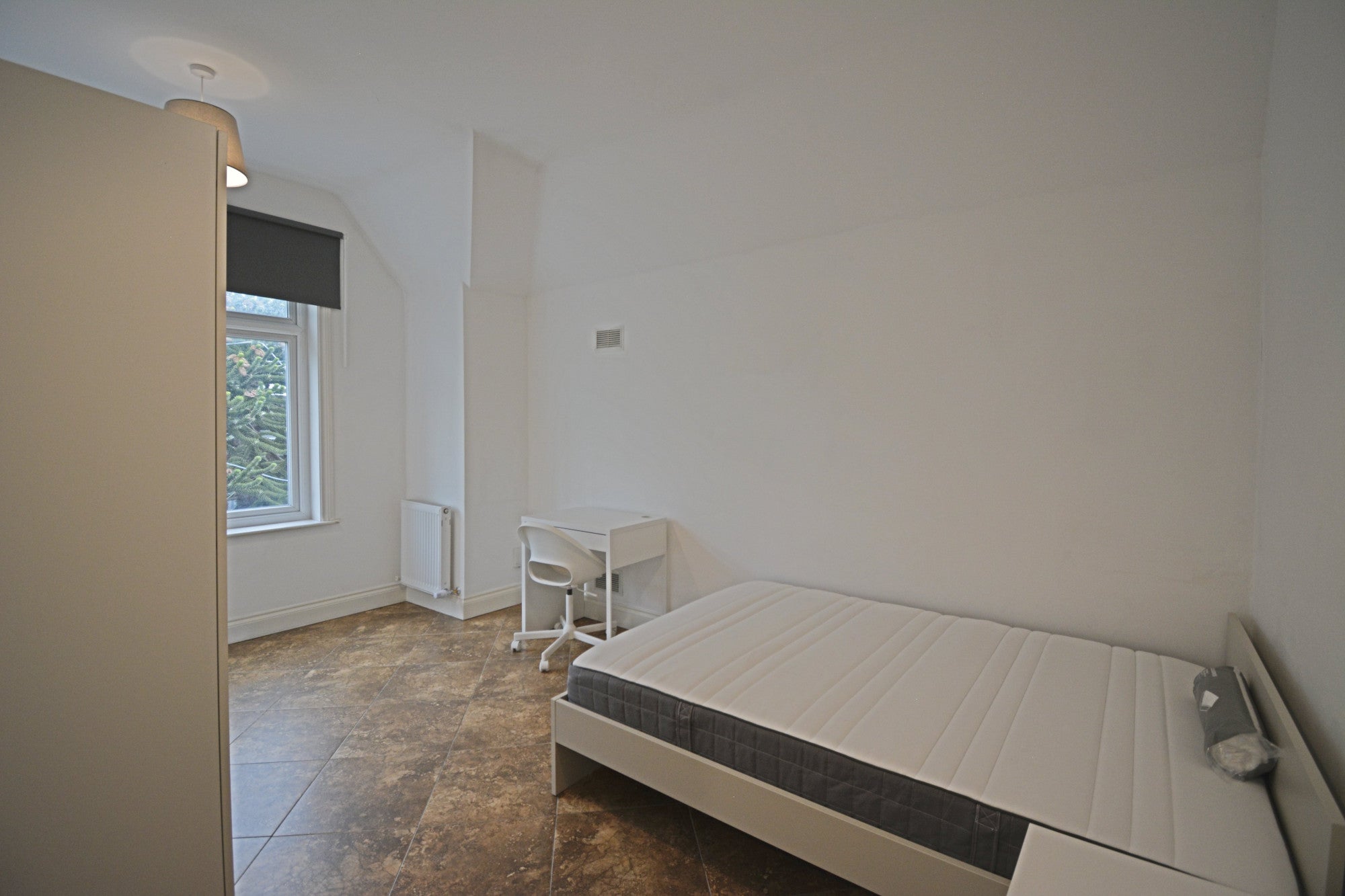 Room Warwick Road in London