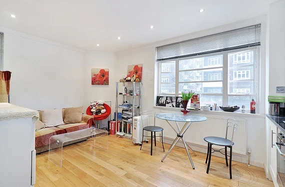 Flat Draycott Avenue in Greater London