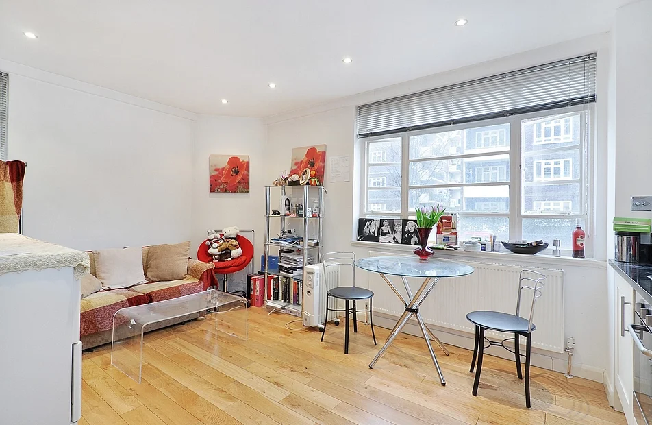 Flat Draycott Avenue in Greater London