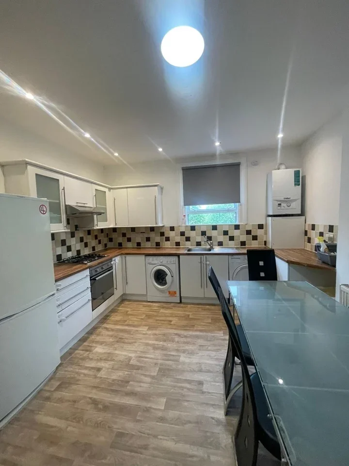 Flat Josephine Avenue in Greater London