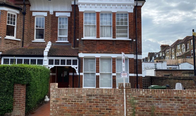 Flat Gleneldon Road in Greater London