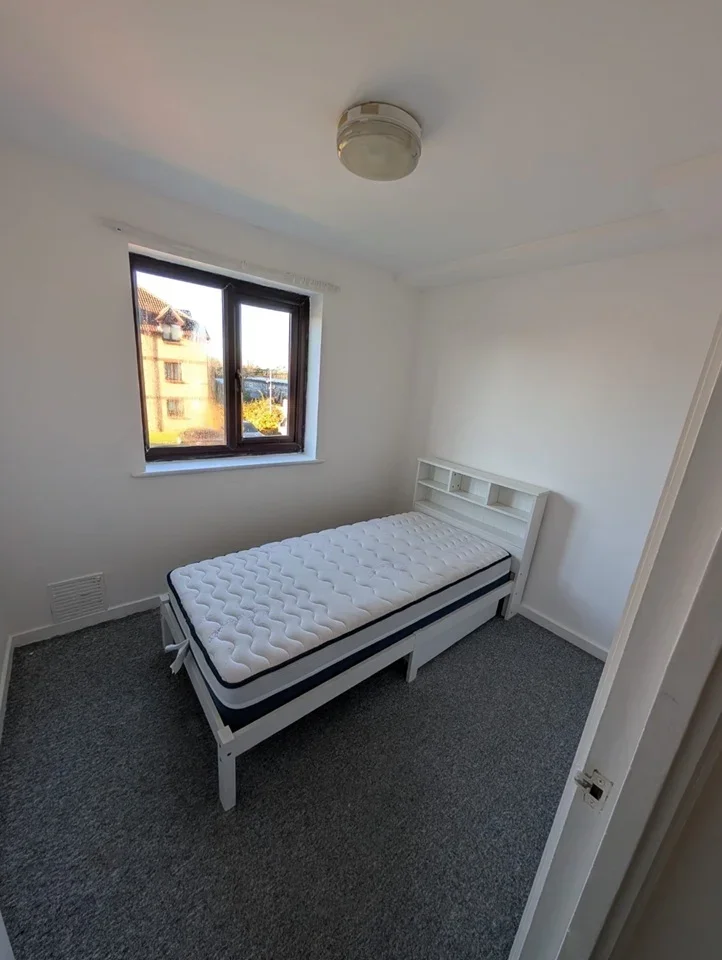 Flat Spring Close in Greater London