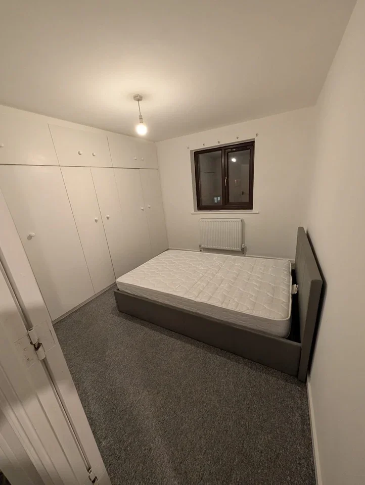 Flat Spring Close in Greater London
