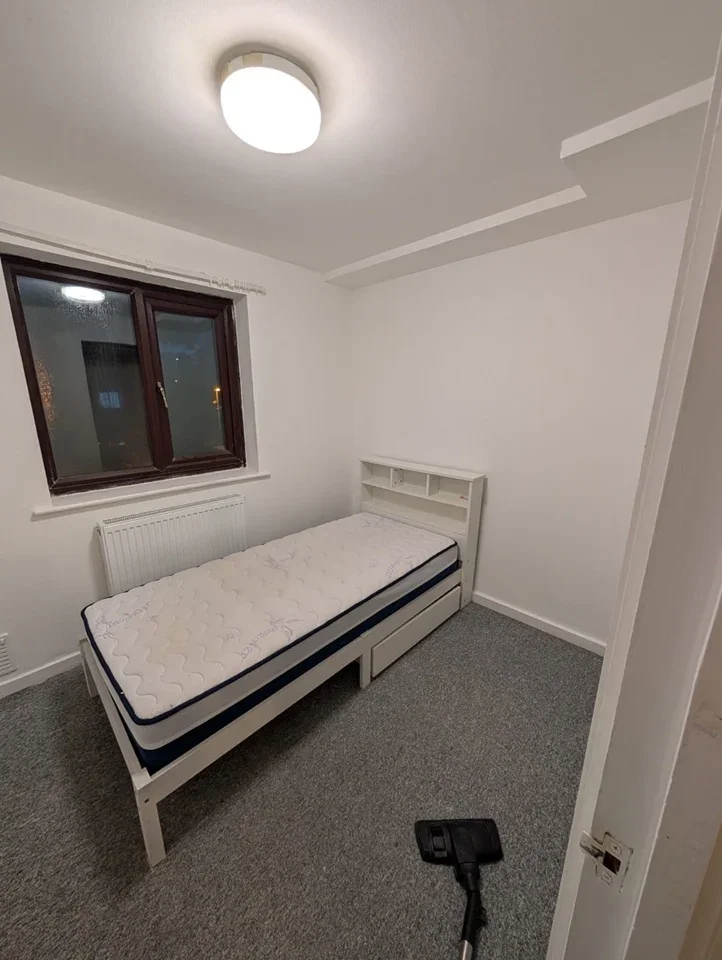 Flat Spring Close in Greater London