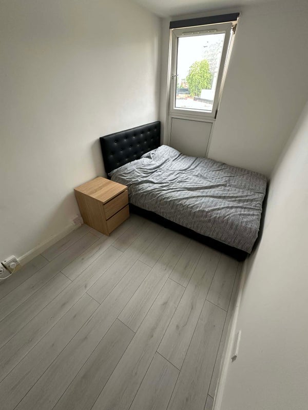 Room Bakersfield in Greater London