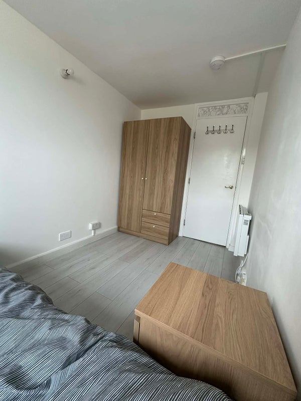 Room Bakersfield in Greater London