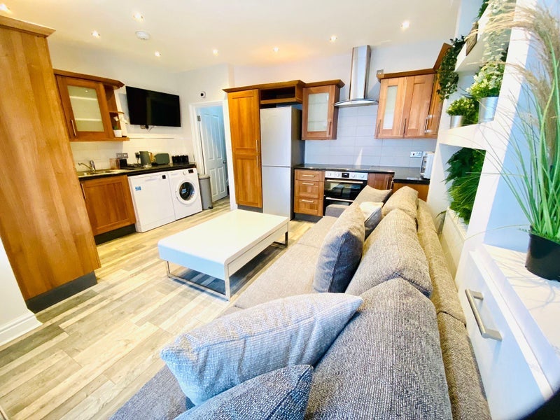 Room Barlow Moor Road in Manchester