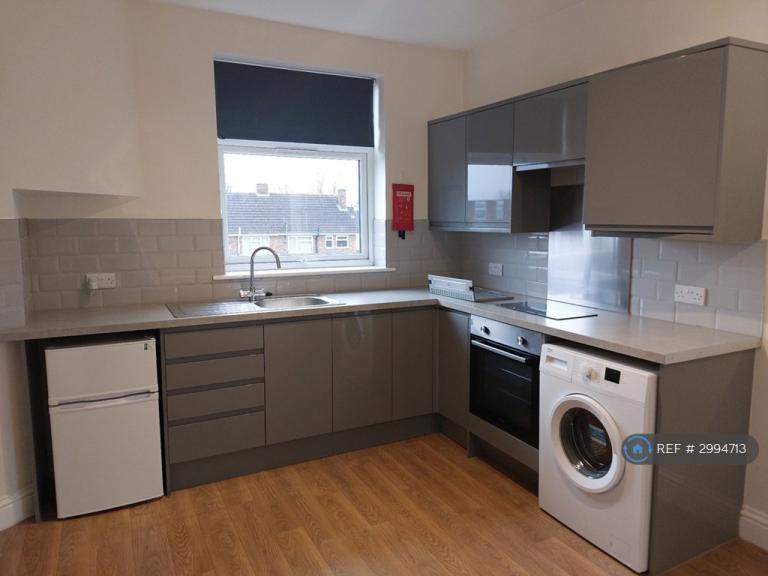 Room Manor Road in Aylesbury