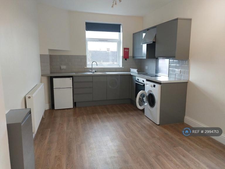 Room Manor Road in Aylesbury