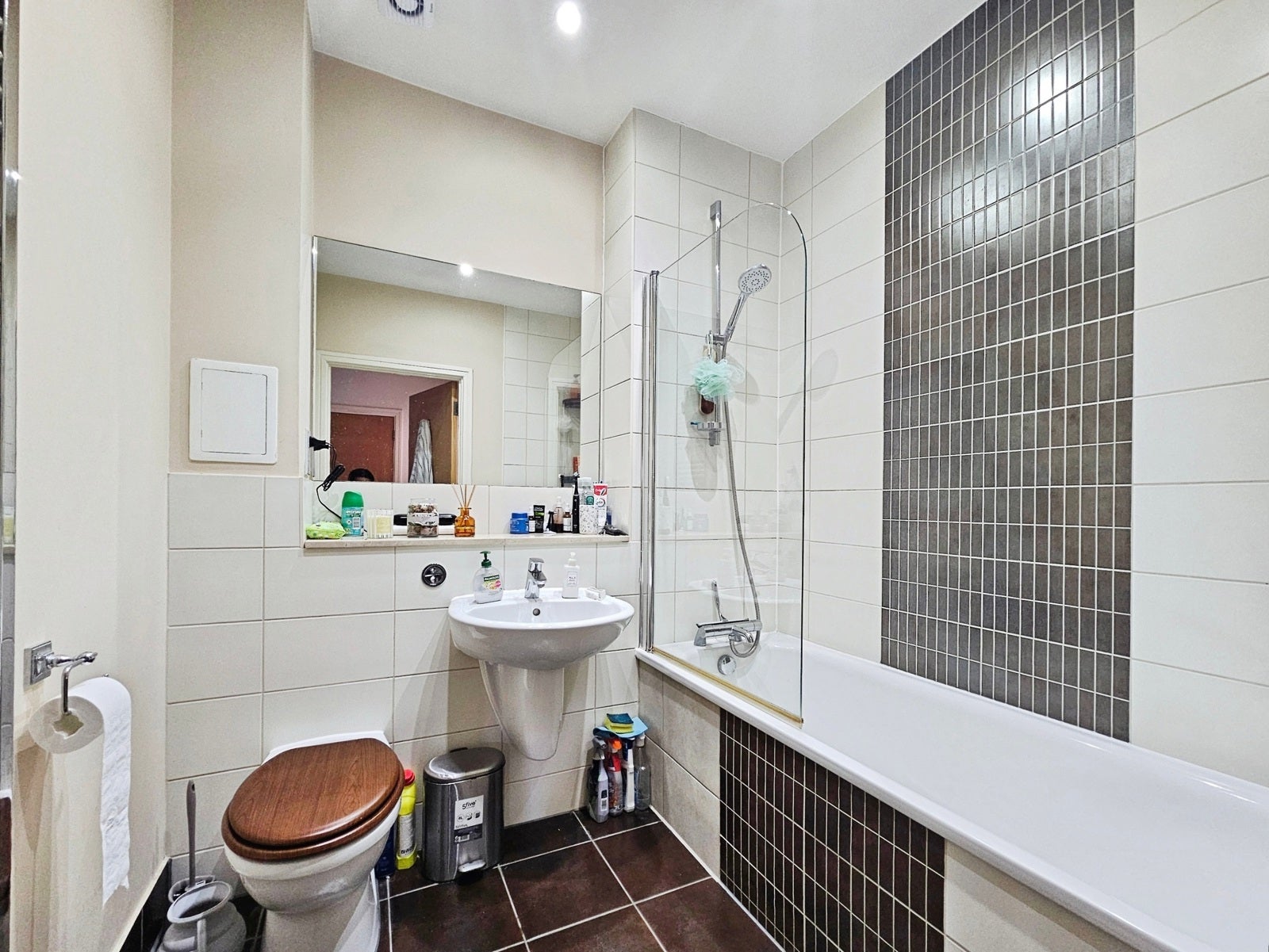 Flat Shaw Close in Borough of Spelthorne
