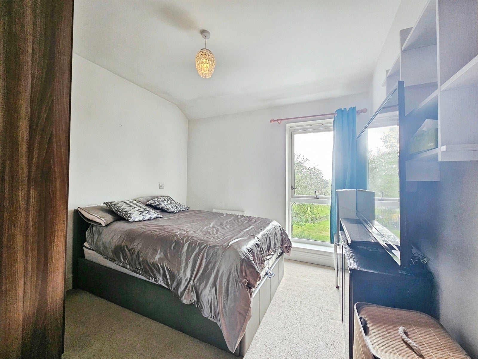 Flat Shaw Close in Borough of Spelthorne