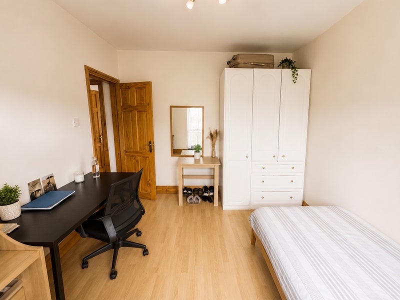 House Bentworth Road in Greater London