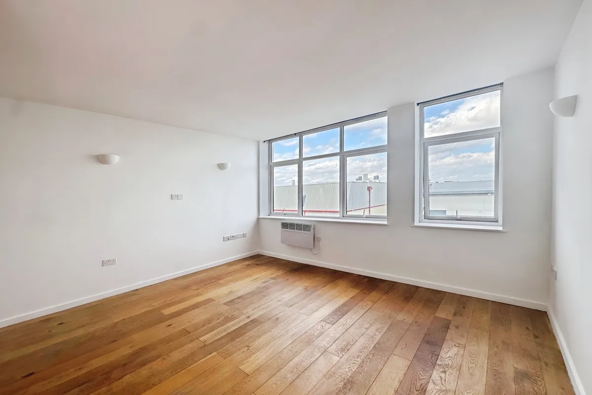 Flat Kingsway in Greater London