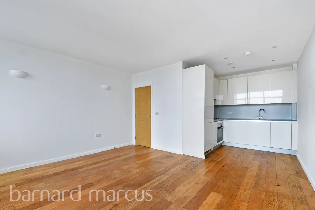 Flat Kingsway in Greater London