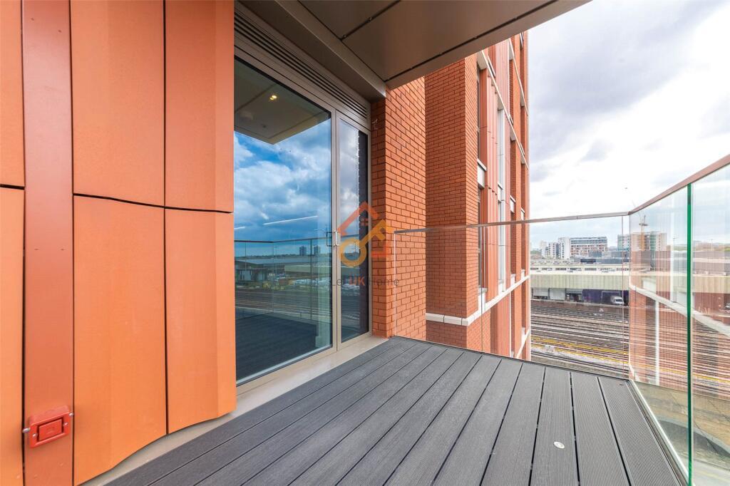 Flat Lanchester Way in Greater London