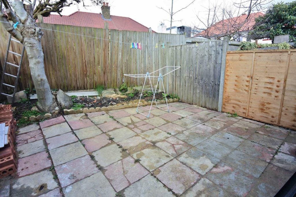 Flat Chapel Close in Greater London