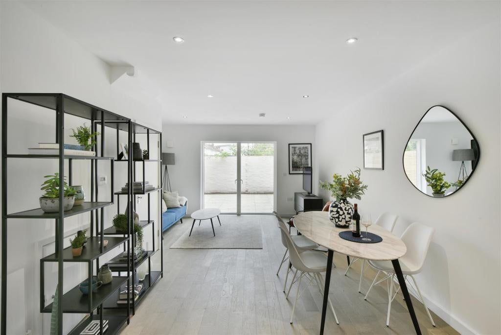 Room Bellingham Road in Greater London