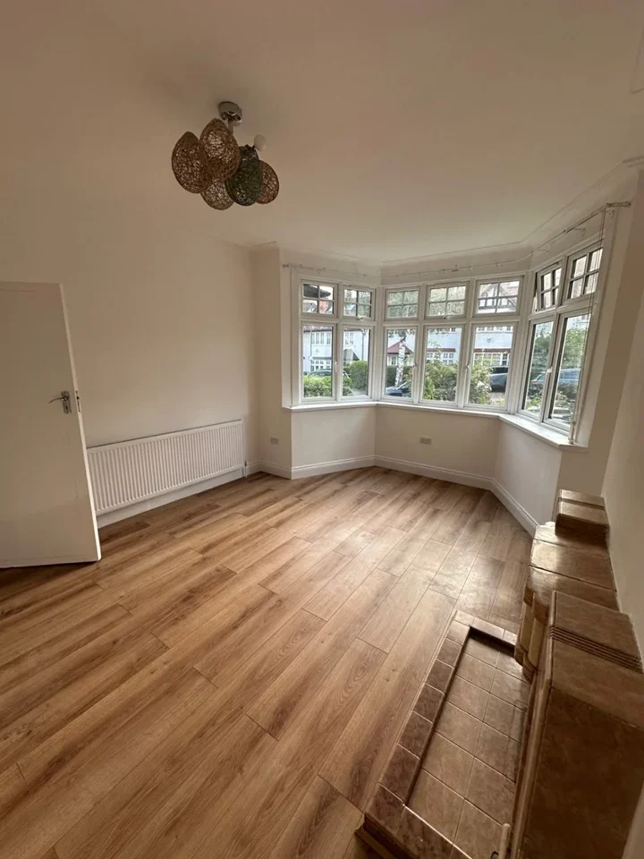 House Summerlee Avenue in Greater London